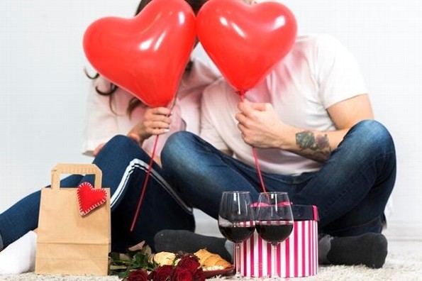 ¿Hombres o Mujeres? Quiénes compran regalos para el Día del Amor