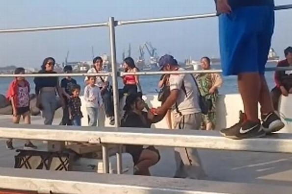 Mujer le propone matrimonio a su novio en el Carnaval de Veracruz ¡Dijo que sí! (+video) 