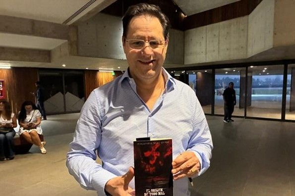 Alejandro Mier presenta su tercera novela 