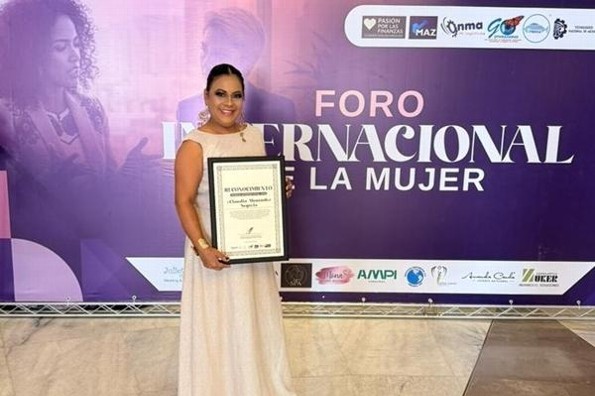 Reconocen la trayectoria artística de la cantante veracruzana Claudia Menéndez (+fotos)