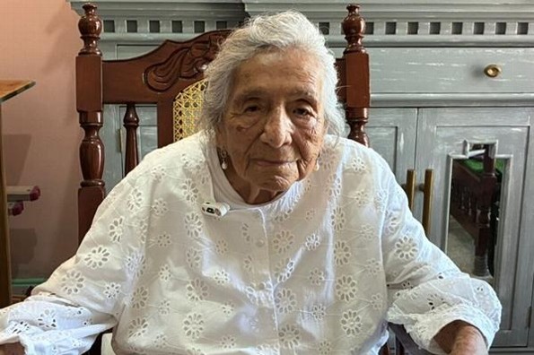 Hace 80 años ganó concurso de poesía en XEU ¡Y hoy nos la recita! (+video)