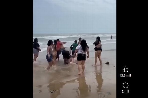 Otro pleitazo en la playa ¡Las doñitas se dieron con todo! (+video)