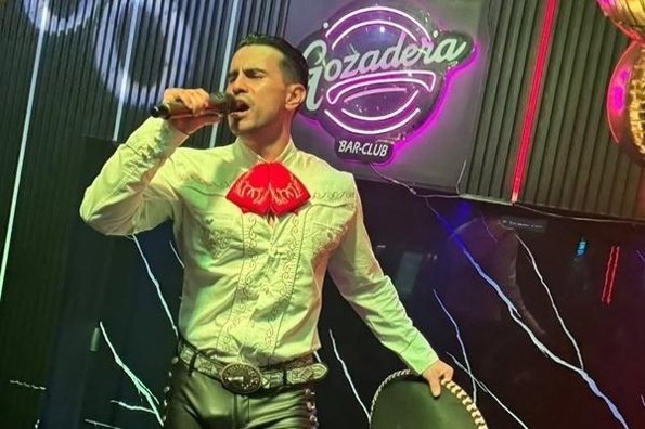 Cantante de ranchero sacude las redes por su voz ¡Y el tremendo paquetaxoooo! (+fotos/video)