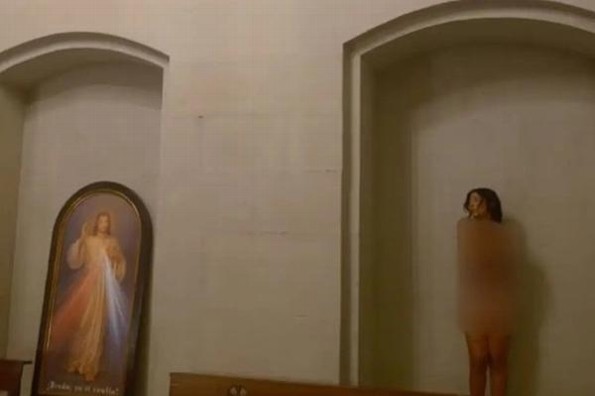¡Sacrilegio! Cantante se d3snuda adentro de una iglesia 