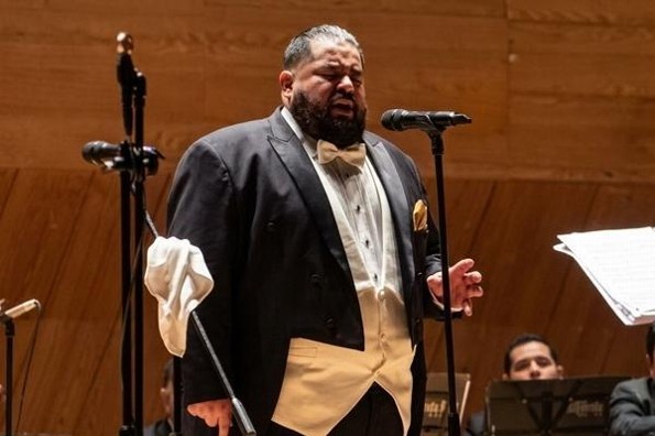 ¡Pavarottísimo! Oskar Guiot hace vibrar al Foro Boca con el espíritu del "Gran Luciano"