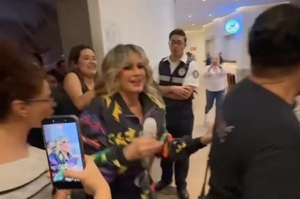 María José sorprende a sus fans al subirse a cantar ¡en gayola! (+videos)