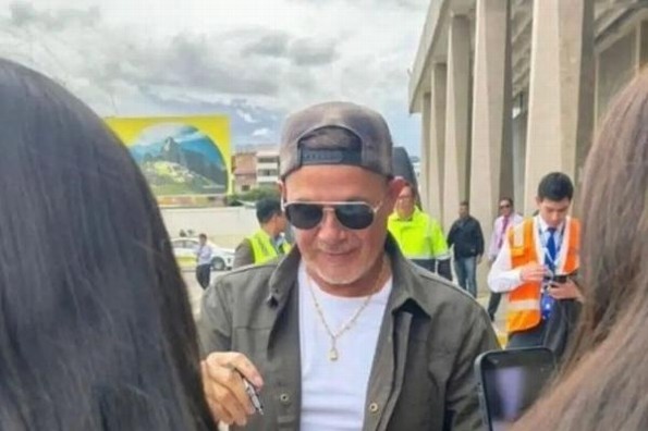 Captan a Alejandro Sanz en Machu Picchu con su novia Stephanie Cayo (+video)