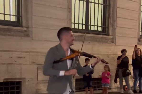 Este violinista ha enamorado con sus cuerdas a turistas de todo el mundo (+video)