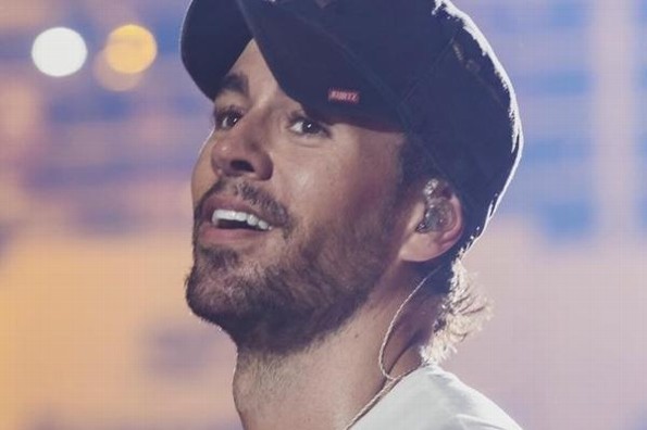 Policía se viraliza por su reacción al recibir beso de Enrique Iglesias (+video)