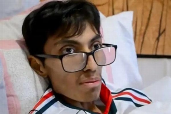 Muere de cáncer tras cumplir su último deseo: ¡Abrazar a sus padres! (+video)