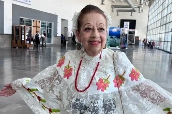 Maestra veracruzana tiene 46 años de servicio y continúa activa a sus 84 