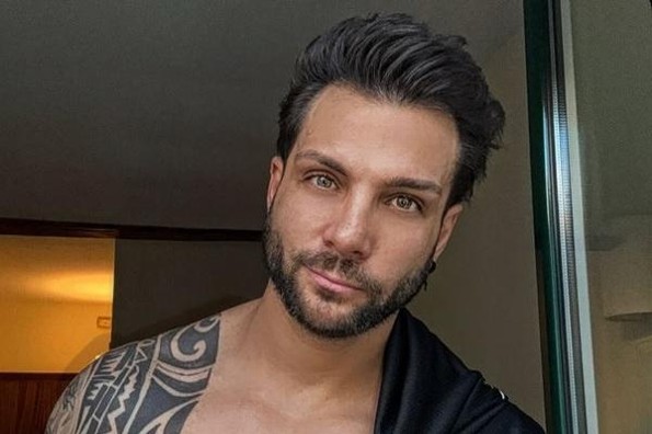 Nicola Porcella en riesgo de electrocutarse en el Carnaval de Medellín, Veracruz (+video/fotos)