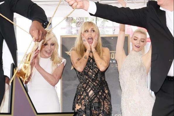 Miley Cyrus recibe su estrella en Hollywood y una inesperada polémica roba protagonismo