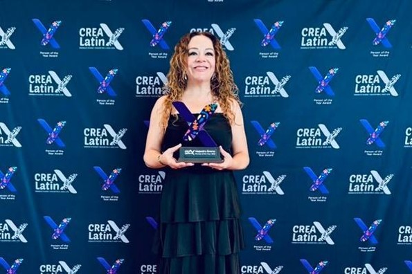 Premian en Alaska a la pintora veracruzana Alejandra Álvarez por transformar vidas a través del arte