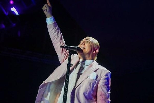 Cristian Castro se quita la camisa y la avienta el público en el concierto de Boca del Río (+video)