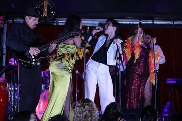 Uriel Vital presenta “Noche de Cabaret 2” y rinde homenaje a los clásicos del cabaret mexicano
