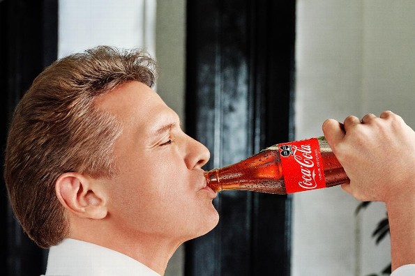 Luis Miguel reaparece tomando Coca-Cola