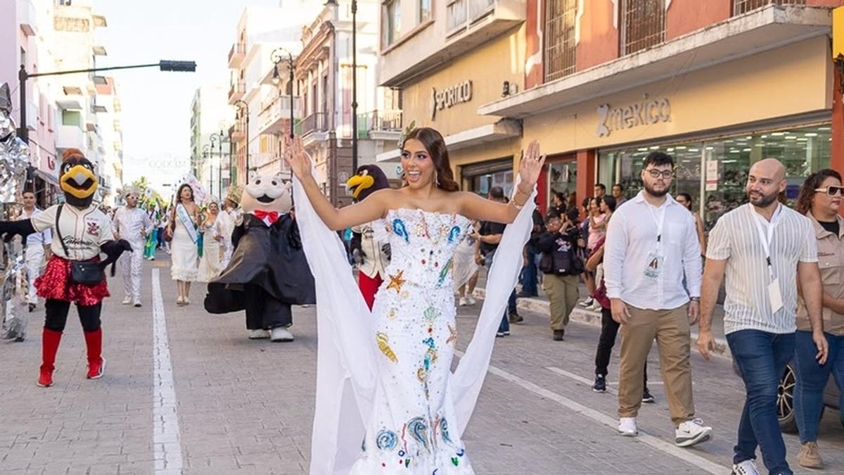 Entre música y una multitud, Indira Meneses se inscribe para reina del Carnaval de Veracruz 2027