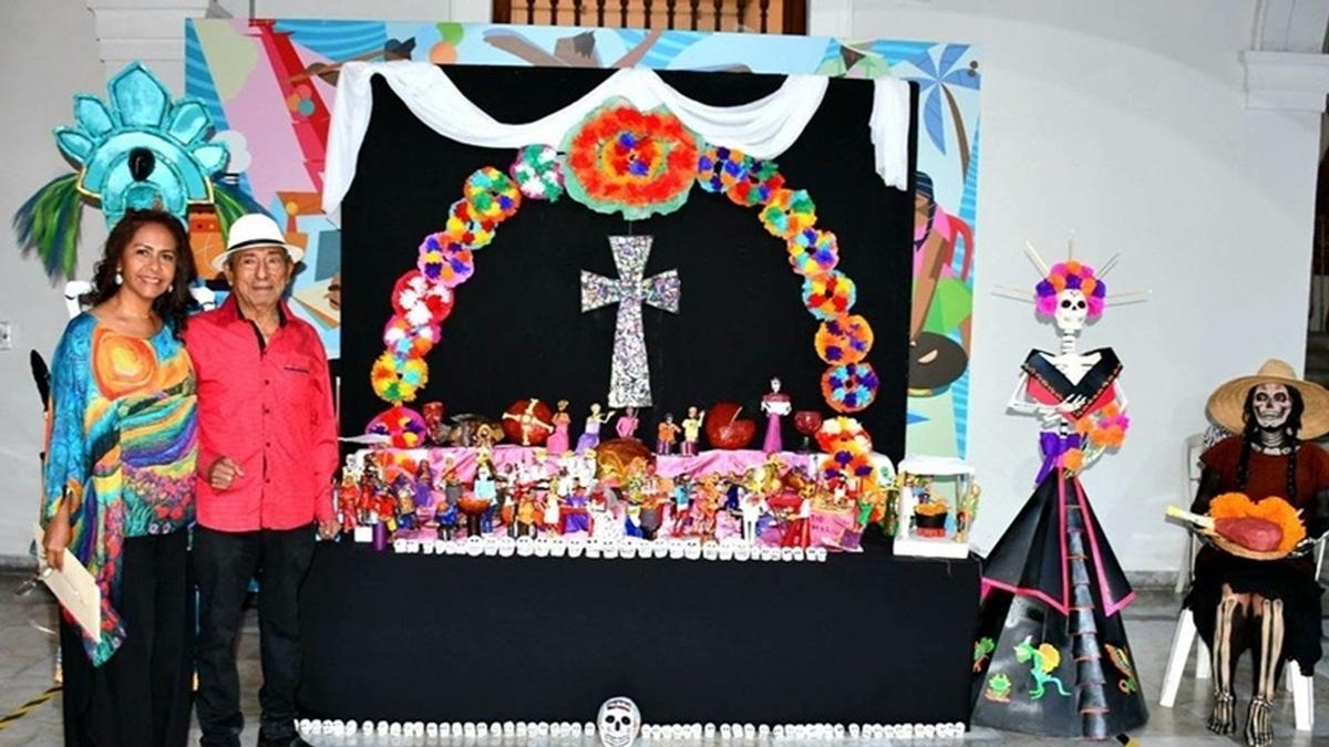 Milburgo Treviño honra al mercado Unidad Veracruzana con un altar de cartonería